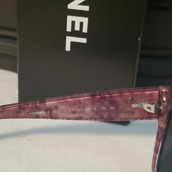 🔥 CHANEL BLACK SUNGLASSES WITH PURPLE PINK INNER COLOR - Picture 7 of 11